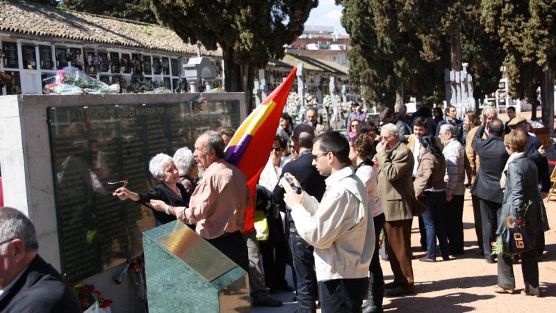 21/04/2023. Homenaje al as víctimas de Franco en el muro de la memoria del cementerio de Córdoba.
