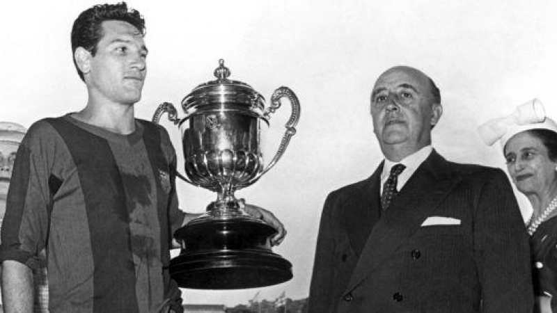 Francisco Franco entrega a Segarra, capitán del Barcelona, la Copa del Generalísimo en 1957.