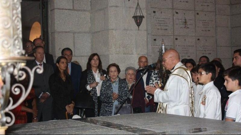 Un cura celebra una misa frente a la tumba del general Moscardó en presencia de sus familiares y los del dictador Franco.