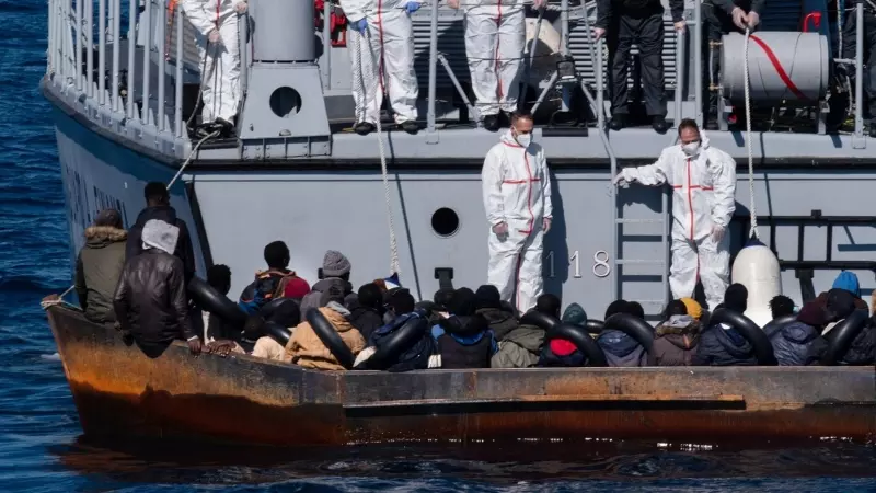 Un grupo de migrantes es rescatado por la Guardia Costera italiana tras ser localizado a la deriva en el Mediterráneo, en una imagen de abril de 2023.