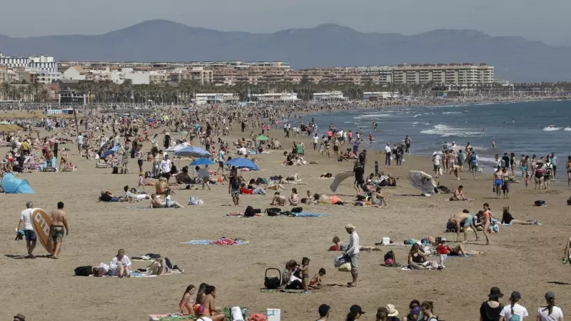 Miles de personas han acudido este domingo a las playas valencianas en un día en que las temperaturas marcarán cerca de los 30 grados en el este peninsular y lluvias en Galicia