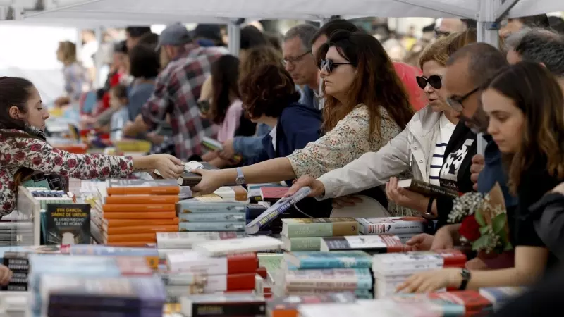 Compra de libros en Sant Jordi