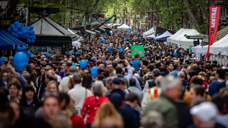 Numerosas personas se han acercado a los puestos de libros durante la celebración del Día Internacional del Libro , a 23 de abril de 2023, en Barcelona.