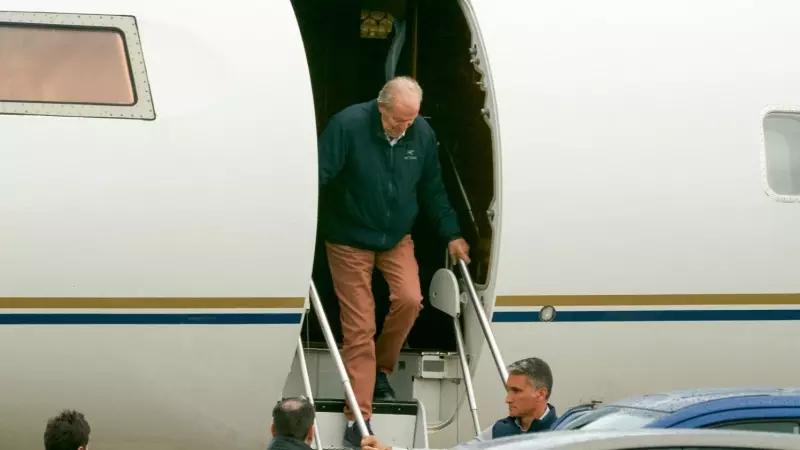 El rey emérito Juan Carlos I, desciende de un avión este domingo, en el aeropuerto de Vitoria.