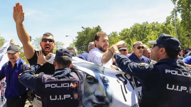 Falangistas forcejean con la Policía ante el cementerio de San Isidro, donde han sido enterrados los restos de José Antonio Primo de Rivera.