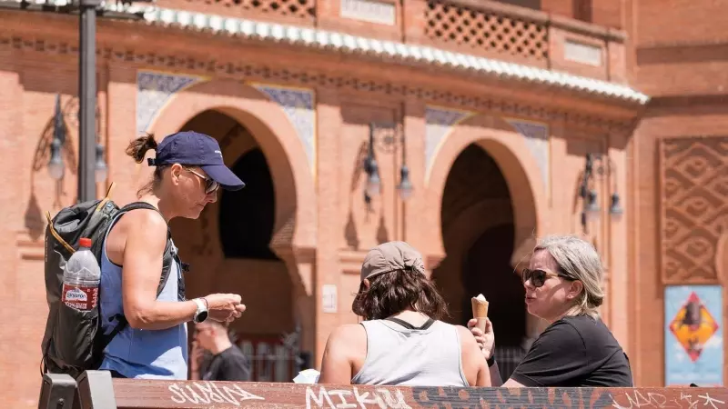 Tres mujeres toman un helado en las Ventas (Madrid), durante el primer día de alerta por una masa de aire subtropical que cruza la Península.