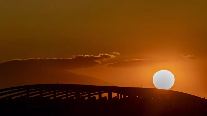 El sol se oculta por el puente del Tercer Milenio de Zaragoza, en mitad de la ola de calor del mes de abril.