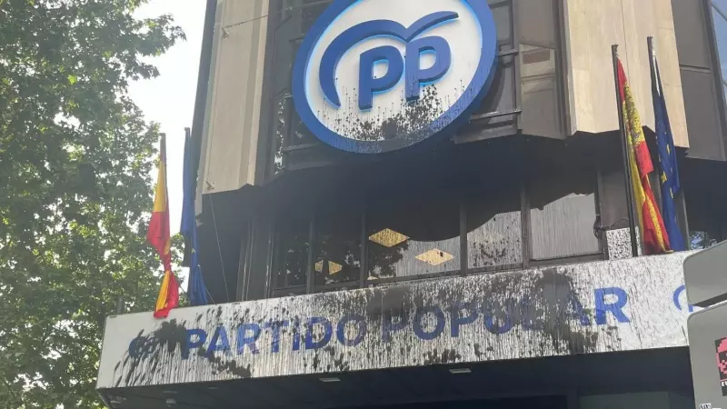 El grupo de activistas medioambientales Futuro Vegetal pinta la sede del Partido Popular en calle Génova (Madrid).