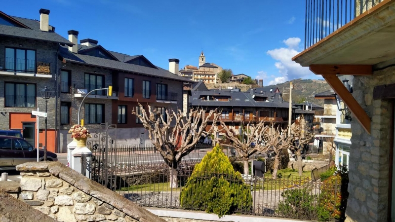 19/04/2023 - Una panoràmica de Bellver de Cerdanya.