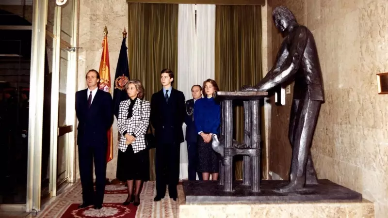 Escultura de Juan Carlos I firmando la Constitución de 1978. Congreso