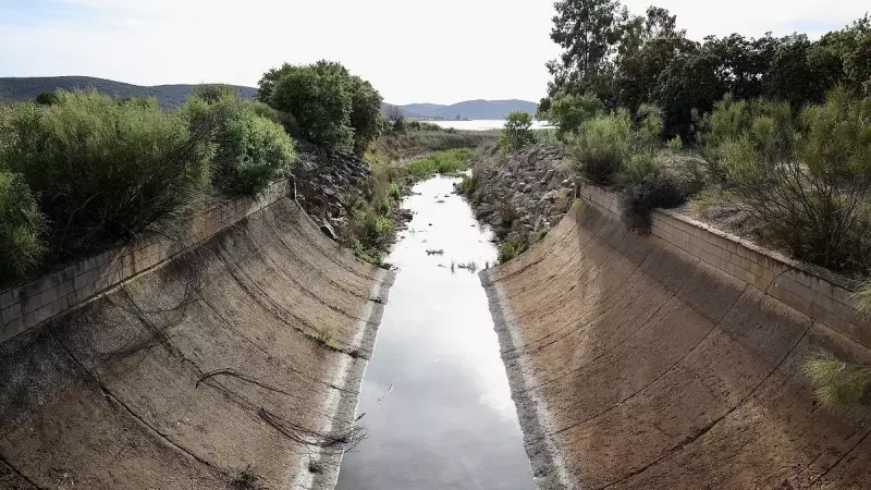 Nivel del agua bajo mínimos en el embalse del Vicario, a 25 de abril de 2023, en Ciudad Real, Castilla-La Mancha.