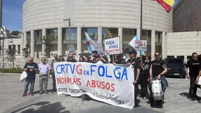 25/04/23 Los trabajadores de la CRTVG manifestándose frente al Senado