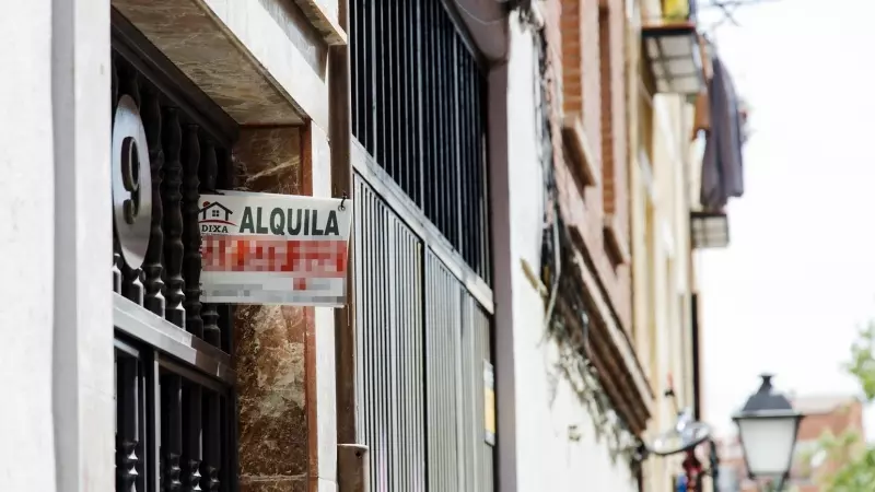 Un cartel de 'Se alquila' en una inmobiliaria de Madrid, a 14 de abril de 2023.