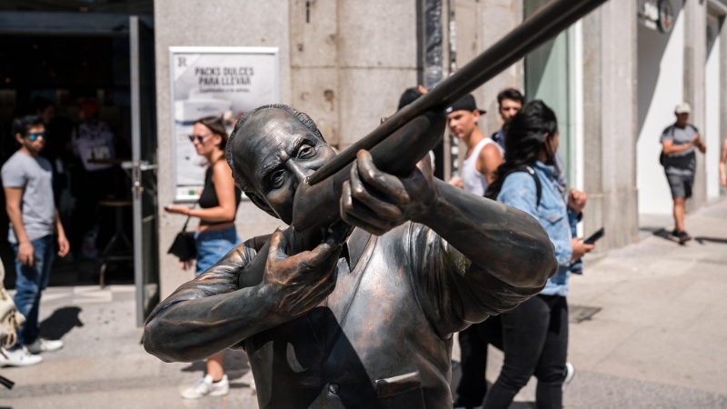 Una escultura del rey emérito con un rifle de caza sorprende en la Puerta del Sol (Madrid).