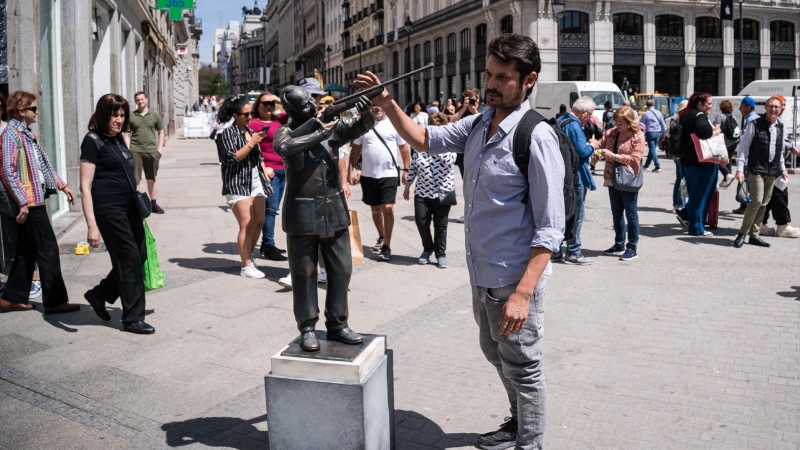 Una escultura del rey emérito con un rifle de caza sorprende en la Puerta del Sol (Madrid).