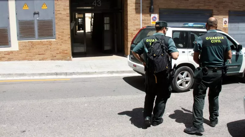 Agents de la Guàrdia Civil davant l'entrada a l'habitatge de l'exalcalde, Andreu Martí, a l'Ametlla de Mar, el 5 de juliol de 2016.