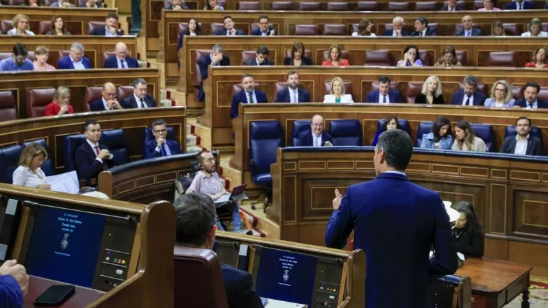 26/04/2023.- El presidente del Gobierno, Pedro Sánchez (i), interviene durante la sesión de control en el Congreso de los Diputado este miércoles. EFE/ Zipi