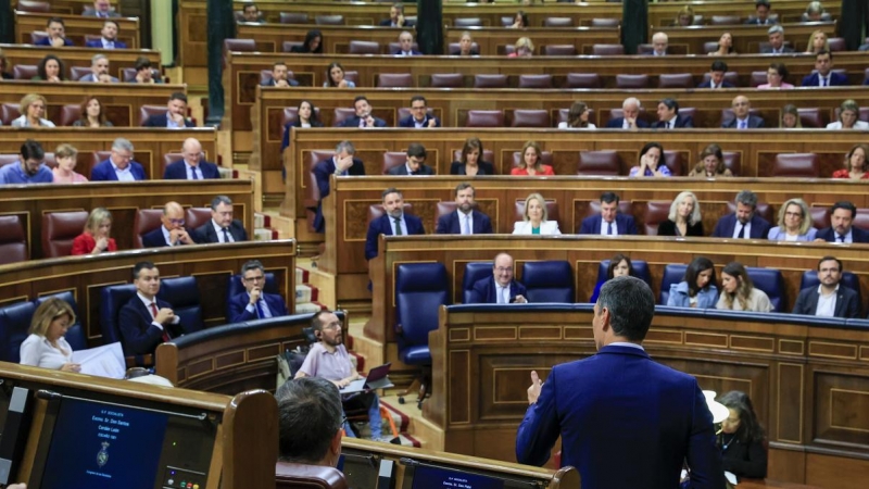 26/04/2023.- El presidente del Gobierno, Pedro Sánchez (i), interviene durante la sesión de control en el Congreso de los Diputado este miércoles. EFE/ Zipi