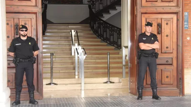 Dos agents de la Guàrdia Civil custodiant les portes de l'Ajuntament de Tortosa, el 5 de juliol de 2016.