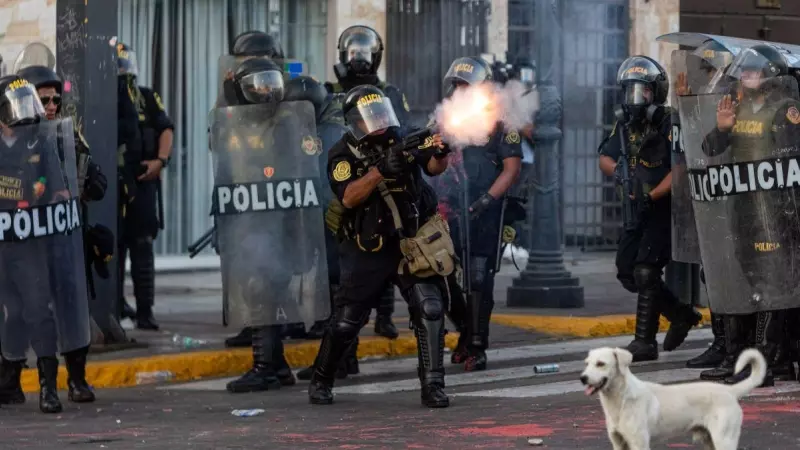 La Policía dispara gases lacrimógenos a los manifestantes durante una protesta contra la presidenta peruana Dina Boluarte, a 24 de enero de 2023.