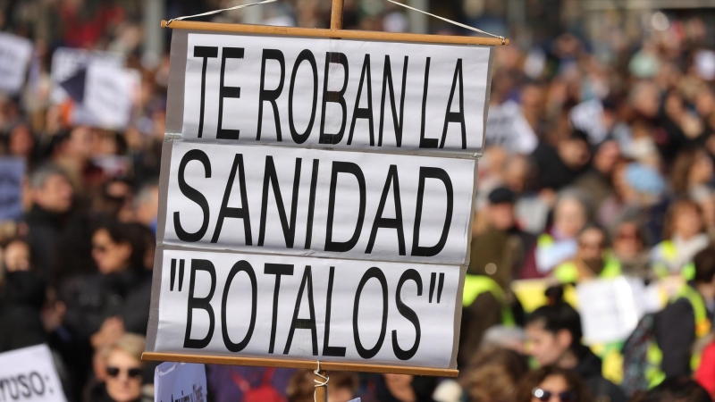 Miles de personas se manifiestan contra el desmantelamiento de la Sanidad Pública, en la protesta bajo el lema 'Madrid se levanta y exige una Sanidad pública', hacia la plaza de Cibeles, a 12 de febrero de 2023, en Madrid (España).