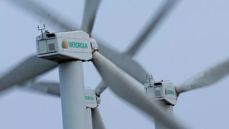 El logo de la energética Iberdrola en los aerogeneradores de un parque eólico en el Monte Oiz, cerca de Durango (Vizcaya). REUTERS/Vincent West