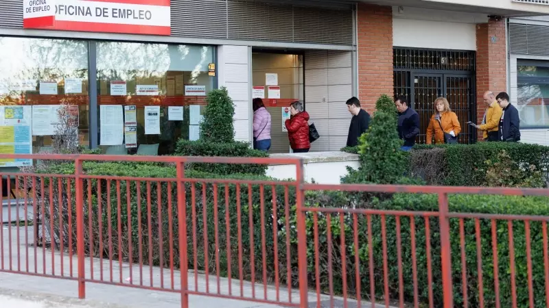 Varias personas en la entrada de una oficina del SEPE, a 4 de abril de 2023, en Madrid (España).