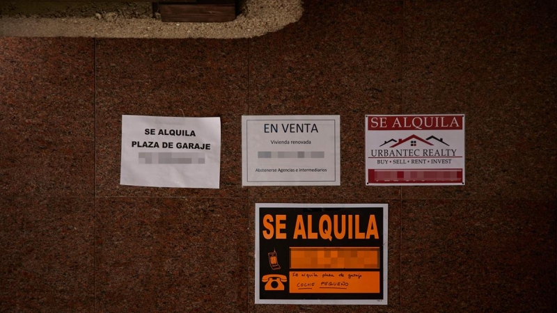 Carteles de venta y alquiler de viviendas y plazas de garaje en el barrio de Almagro, a 12 de marzo de 2023, en Madrid