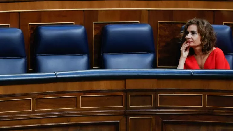 La ministra de Hacienda, María Jesús Montero, durante un Pleno en el Congreso de los Diputados en Madrid. EFE/ Javier Lizón