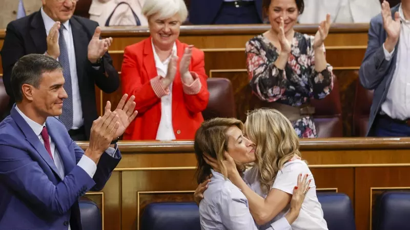 El presidente del Gobierno, Pedro Sánchez (i), junto a la ministra de Transportes, Movilidad y Agenda Urbana, Raquel Sánchez (c), y la vicepresidenta segunda y ministra de Trabajo y Economía Social, Yolanda Díaz (d), este jueves en el Congreso.