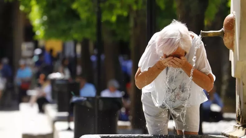 Una mujer se refresca en una fuente de Córdoba debido a las altas temperaturas del mes de abril