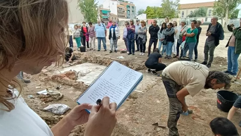Visita de una asociación de vecinos durante la excavación de Vallecas, en Madrid