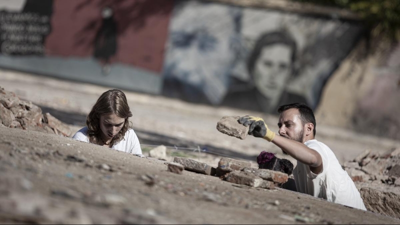 Un par de personas trabajan en las excavaciones de Vallecas, en Madrid