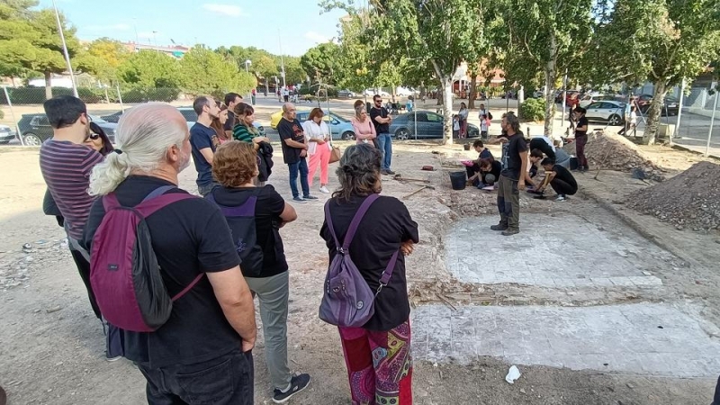 Una de las visitas de asociaciones vecinales a las excavaciones de Vallecas, en Madrid