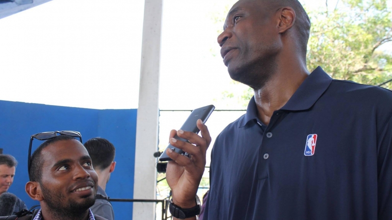 Jiménez Enoa entrevista al exjugador congoleño de la NBA Dikembe Mutombo, que participó en un programa de entrenamiento a jóvenes promesas del baloncesto en Cuba.