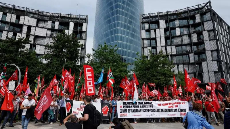 Trabajadores de Iberdrola, concentrados ante la sede de la eléctrica en Bilbao, durante la celebración de la junta de accionistas. REUTERS/Vincent West