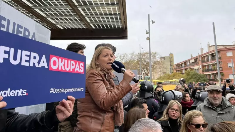 La candidata de Valents, Eva Parera, en l'acte 'Fora els okupes' a Can Vies, al districte barceloní de Sants.