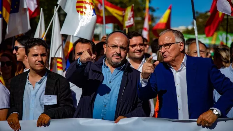 El presidente del Partido Popular catalán, Alejandro Fernández, y el líder del PP en el Ayuntamiento de Barcelona, Josep Bou, durante una manifestación por el 12 de octubre, a 12 de octubre de 2022, en Barcelona.