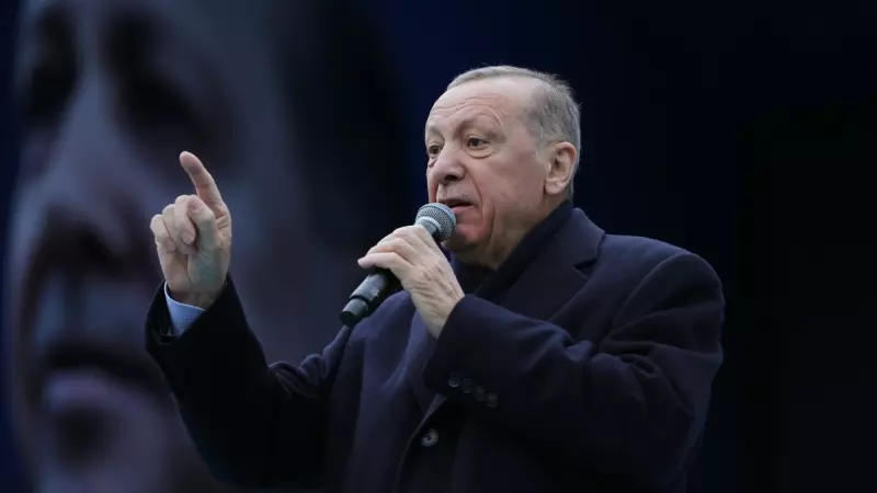 El presidente turco, Recep Tayyip Erdogan, se dirige a sus seguidores durante un acto de campaña electoral en Ankara, Turquía, el 30 de abril de 2023.