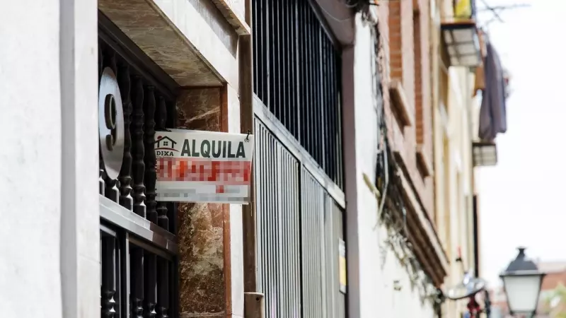 1/05/23 Un cartel de 'Alquila' de una inmobiliaria, en un portal del distrito de Embajadores, Madrid