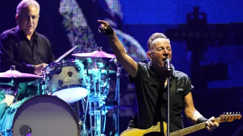 El músico y cantante estadounidense Bruce Springsteen durante el concierto que ha ofrecido hoy viernes en el Estadio Olímpico de Barcelona.