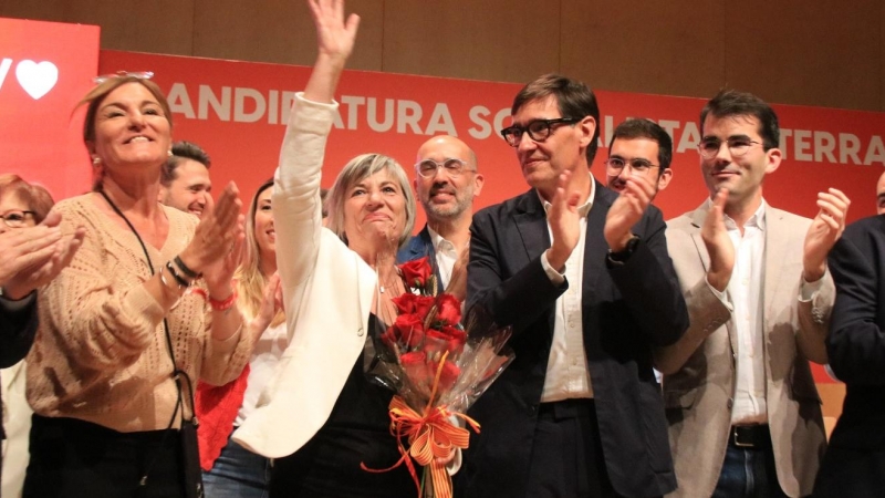 22/04/2023 - L'alcaldable del PSC a Terrassa, Eva Candela, amb el primer secretari del partit, Salvador Illa, en un acte recent.