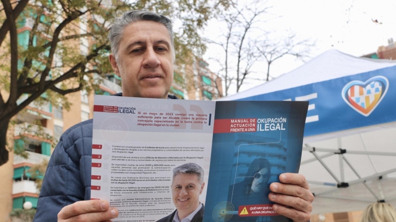 El candidat del PP a l'alcaldia de Badalona, Xavier García Albiol, llegeix el manual d'actuació contra les ocupacions il·legals.