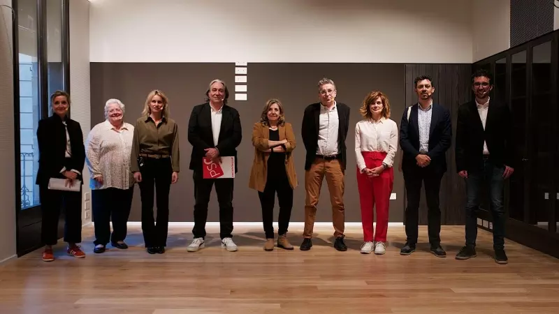 Els representants dels partits que van participar en el debat sobre Cultura a l'Ateneu Barcelonès minuts abans de començar l'acte, amb la moderadora.