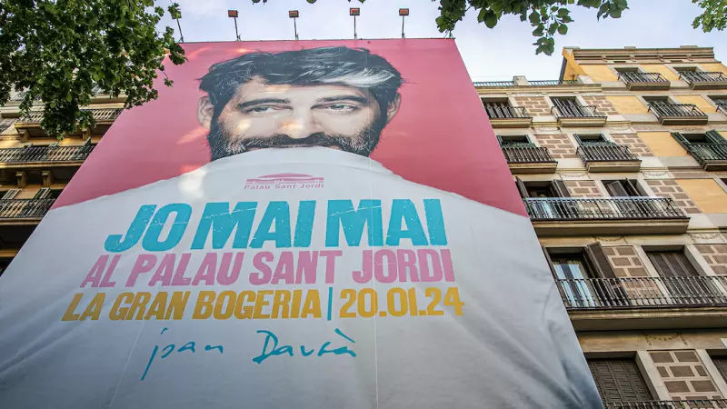 3-5-2023 Joan Dausà anuncia amb una lona gegant a la Rambla Catalunya que actuarà al Palau Sant Jordi el 20 de gener de 2024