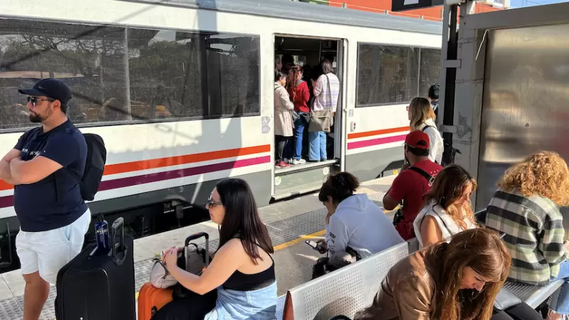 3-5-2023 Passatgers esperant a l'estació de Castelldefels de l'R2 de Rodalies aquest dimarts