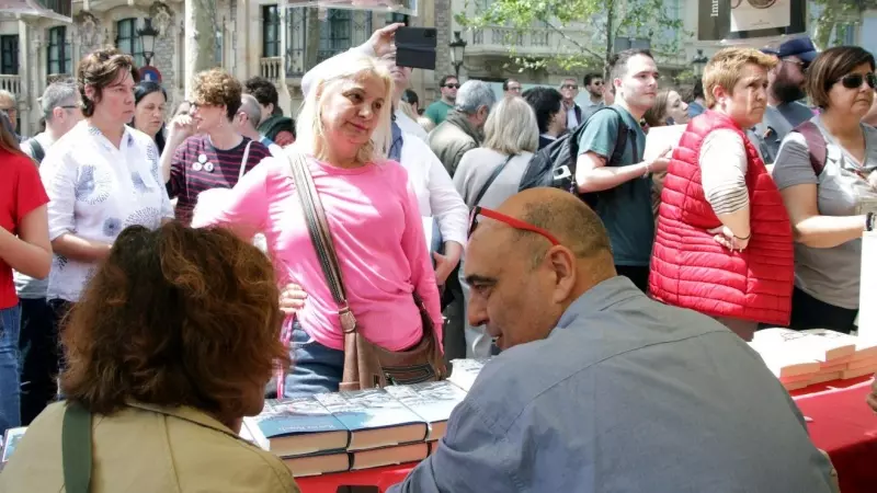 23/04/2023 - Xavier Bosch atenent lectors durant el dia de Sant Jordi d'aquest 2023.