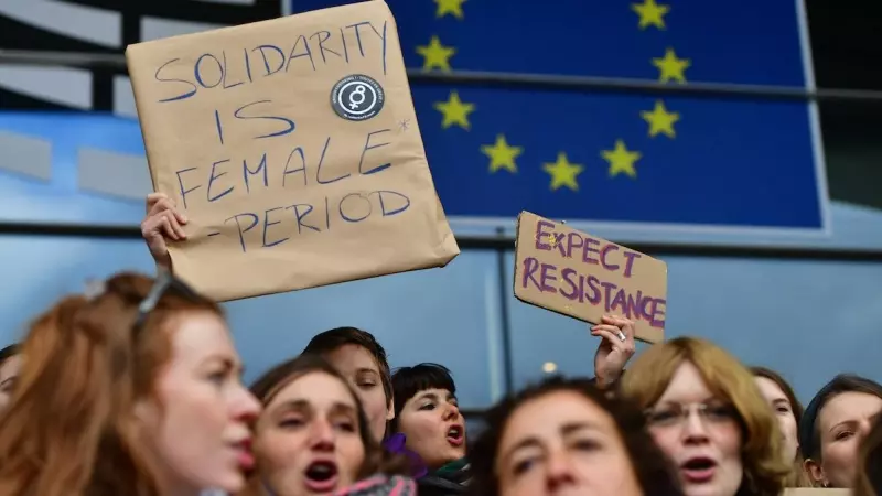 Un grupo de mujeres sostienen varias pancartas reivindicativas frente al Parlamento Europeo en el Día Internacional de la Mujer, en Bruselas, a 8 de marzo de 2019.