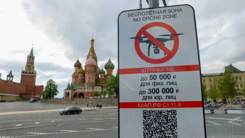 Un cartel que prohíbe el vuelo de drones cerca de la Catedral de San Basilio y la Torre Spasskaya del Kremlin, en Moscú.