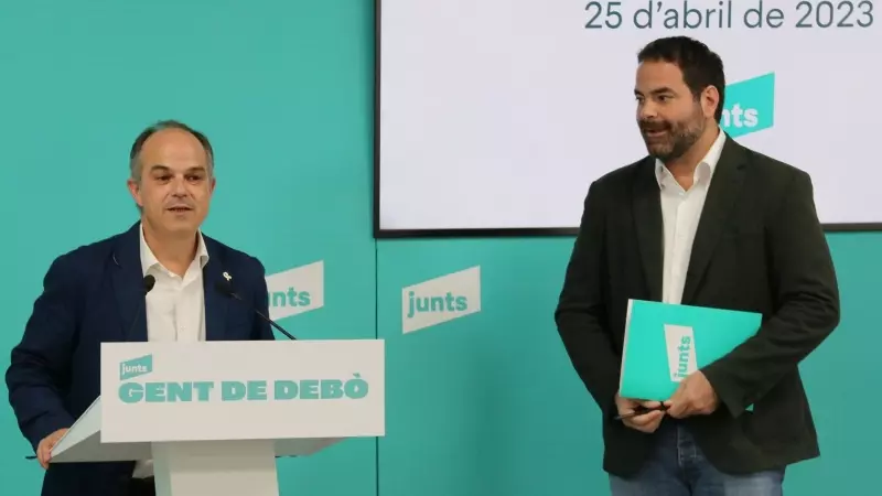 El secretari general de Junts, Jordi Turull, i el responsable de política municipal del partit, David Saldoni, en una roda de premsa a la seu del partit.